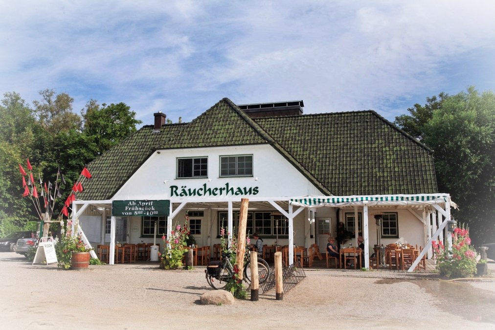 Wędzarnia Schönthier w bałtyckim kurorcie Ahrenshoop, © Räucherhaus Ahrenshoop · Foto Marie Klus