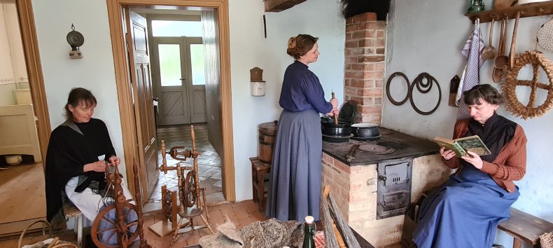 Anna, Jenny and Ute show everyday house and yard work from around 1900 // © Fred-Ingo Pahl Anna, Jenny and Ute show everyday house and yard work from around 1900 // © Fred-Ingo Pahl