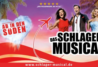 Ein farbenfrohes Werbeplakat für das Musical „Ab in den Süden – Das Schlager Musical“. Vor einem tropischen Hintergrund mit Palmen und Sonnenuntergang sind drei fröhlich singende Personen zu sehen. Ein stilisiertes Flugzeug und der Slogan „Ein Feuerwerk an Hits!“ unterstreichen das sommerliche Urlaubs- und Schlager-Thema. // © LE Agentur Ein farbenfrohes Werbeplakat für das Musical „Ab in den Süden – Das Schlager Musical“. Vor einem tropischen Hintergrund mit Palmen und Sonnenuntergang sind drei fröhlich singende Personen zu sehen. Ein stilisiertes Flugzeug und der Slogan „Ein Feuerwerk an Hits!“ unterstreichen das sommerliche Urlaubs- und Schlager-Thema. // © LE Agentur