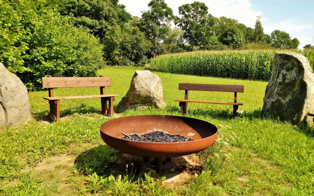 The fireplace in the boulder garden invites you to linger. Here you can make a small fire, grill sausages, or just sit comfortably together., © Wolfgang Mamat