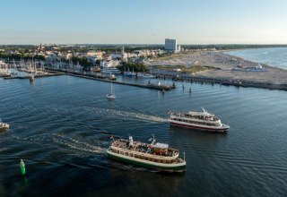 Ostsee vor Warnem&uuml;nde mit Blick auf den Strand und Hotel NEPTUN // &copy; Hotel NEPTUN