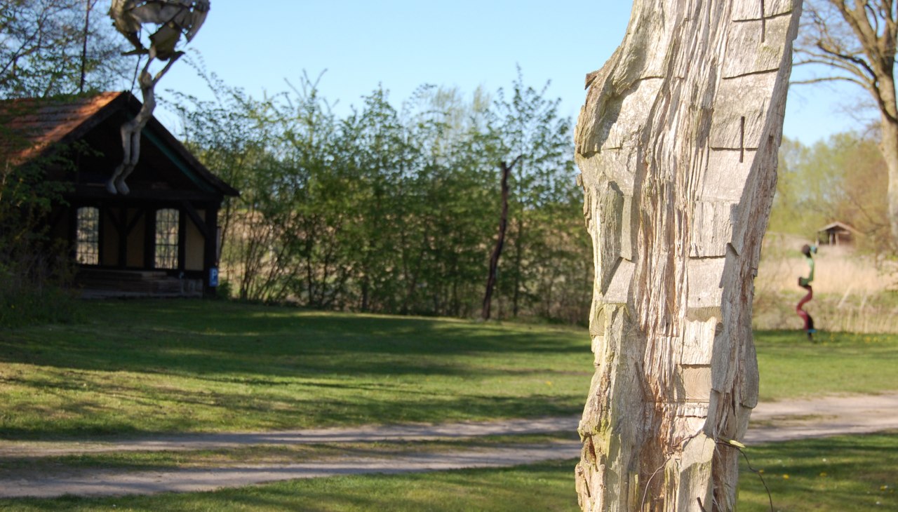 Ogr&oacute;d rzeźb Rhythmusreich w starym młynie wodnym M&uuml;ggenwalde, &copy; Rhythmusreich / Thomas Reich