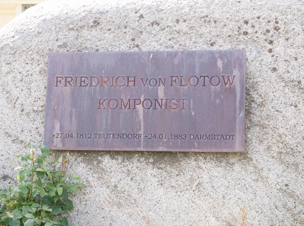 Memorial inscription on the stone in front of the manor house., © Frank Burger