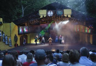 Szene aus der Theatershow &bdquo;Vineta&ldquo; // &copy; KoehlerVorpommersche Landesb&uuml;hne