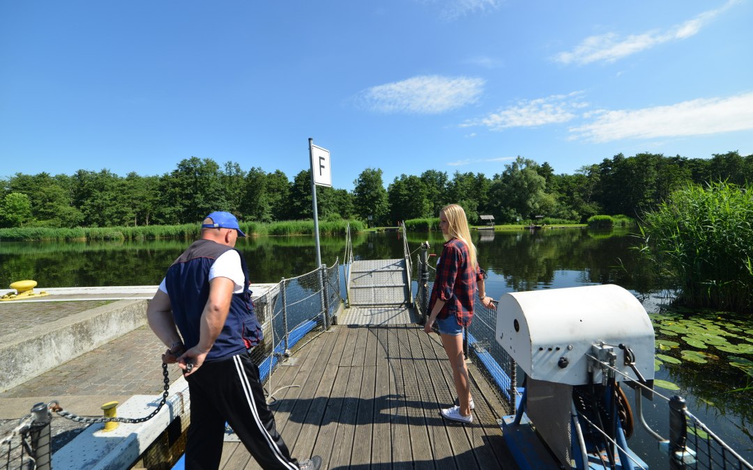 Een snelle trip naar de andere oever van de Peene met de passagiers- en fietsveerboot, © Holger Martens