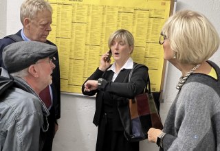 Low German Stage Rostock "Dat Bahn-Chaos - Reisende sall man uphollen", &copy; Niederdeutsche B&uuml;hne