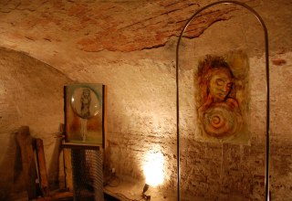 In the former ice cellar there is the gallery with large glass art objects., &copy; Gabriele Skorupski
