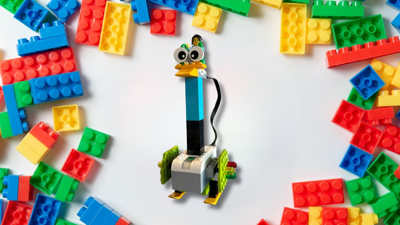 En lille robot er bygget og programmeret af Lego og projiceres på en hvid baggrund. // © Stadtbibliothek Stralsund En lille robot er bygget og programmeret af Lego og projiceres på en hvid baggrund. // © Stadtbibliothek Stralsund