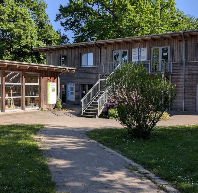 as Kreativzentrum ist das Herzstück unseres Campingplatzes. Der Gebäudekomplex beherbergt unsere Kerzenzieherei, eine Töpferei, einen Yogaraum, die Spielbude, ein Fitnessstudio und eine Sauna auf zwei Etagen. Vor dem Gebäude befindet sich ein kleiner Platz mit viel Grünfläche auf dem wir gerne einige Feste veranstalten und auch unsere mobilen Hofläden Halt machen und regionale Produkte an unsere Gäste verkaufen. // © Carla Pommerehne / Campingplatz Seehof GmbH as Kreativzentrum ist das Herzstück unseres Campingplatzes. Der Gebäudekomplex beherbergt unsere Kerzenzieherei, eine Töpferei, einen Yogaraum, die Spielbude, ein Fitnessstudio und eine Sauna auf zwei Etagen. Vor dem Gebäude befindet sich ein kleiner Platz mit viel Grünfläche auf dem wir gerne einige Feste veranstalten und auch unsere mobilen Hofläden Halt machen und regionale Produkte an unsere Gäste verkaufen. // © Carla Pommerehne / Campingplatz Seehof GmbH