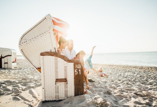 Geniet van de zon in een strandstoel in de Baltische badplaats Dierhagen., © TMV/Pocha.de