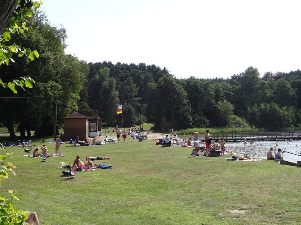 Lawn for sunbathing at the lido "Weißer See // © Mecklenburgische Kleinseenplatte Touristik GmbH Lawn for sunbathing at the lido "Weißer See // © Mecklenburgische Kleinseenplatte Touristik GmbH