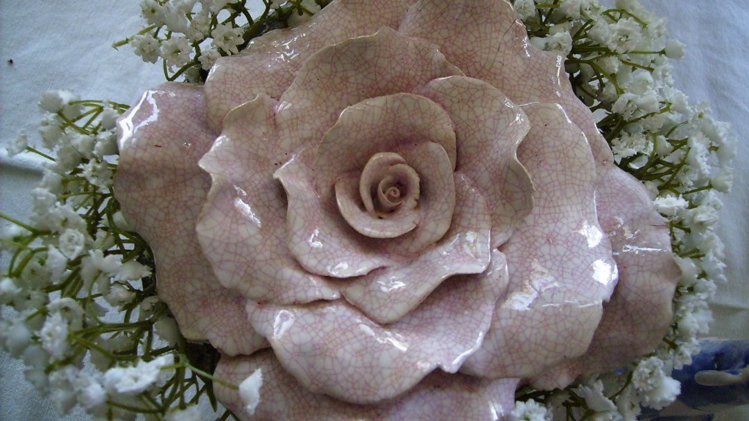 Glazurowana ceramiczna róża, © Rosentau-Keramik/Rehfeld