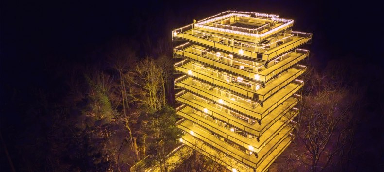 Magiczne światła na ścieżce w koronach drzew - teraz jeszcze bardziej magiczne, © Erlebnis Akademie AG / Baumwipfelpfad Usedom Magiczne światła na ścieżce w koronach drzew - teraz jeszcze bardziej magiczne, © Erlebnis Akademie AG / Baumwipfelpfad Usedom