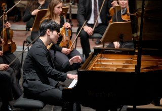 Abbildung Orchester mit Klavier // &copy; Fotograf Mirco Dalchow