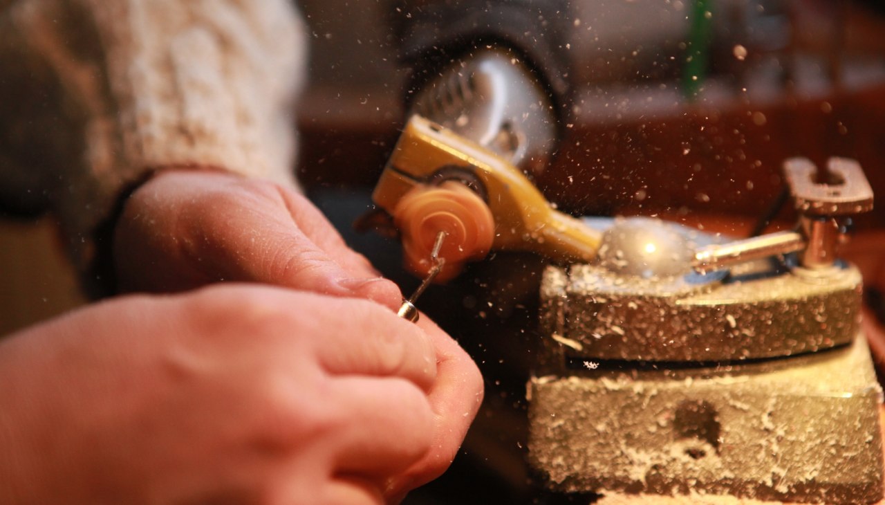 Barnsteenslijpen - maak je eigen barnstenen hanger, &copy; bernsteinschleifen_bn-matthias-gr-ndling-galerie-usedomfotos