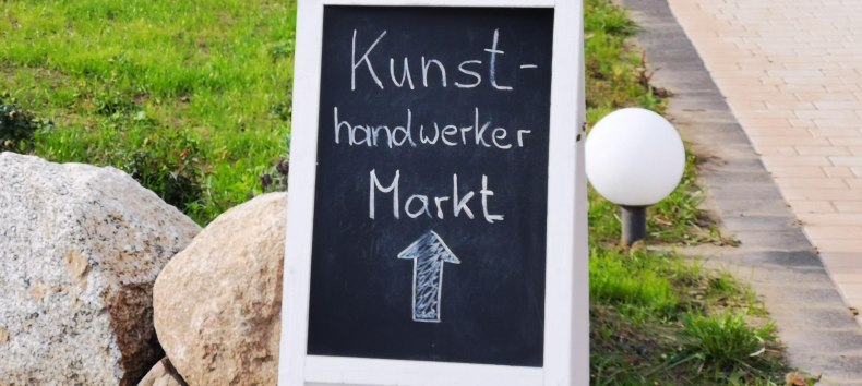 Schild Kunsthandwerkermarkt, &copy; Ostseem&uuml;hle