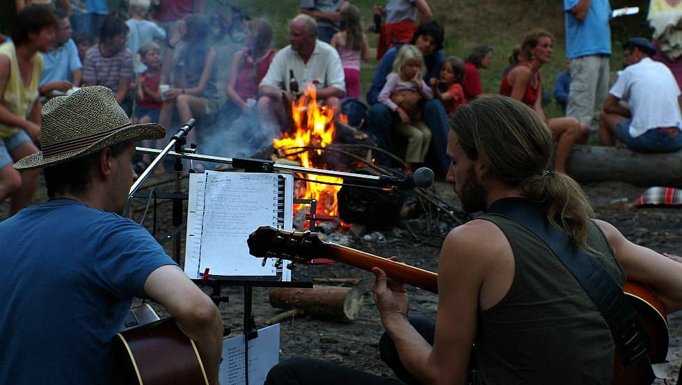 Kampvuurmuziek op de aparte kampvuurplaats in het heksenbos, © Hexenwäldchen