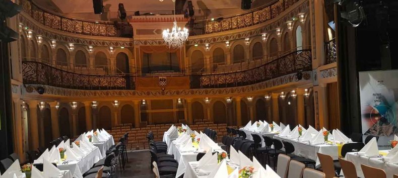 Musikalisches DinnerSie sitzen auf der B&uuml;hne und genie&szlig;en den Blick in unseren wundersch&ouml;nen Saal.Die Festivalmusiker werden hautnah und exklusiv von den verschiedensten Pl&auml;tzen des Theaters aus zu erleben sein // &copy; Foto: Klaus M&ouml;bus