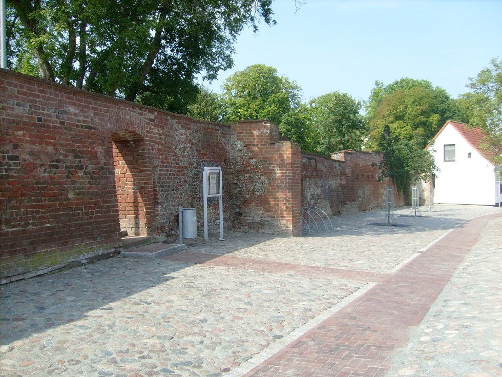 Stadsmuur van binnen de stad // &copy; Baltzer