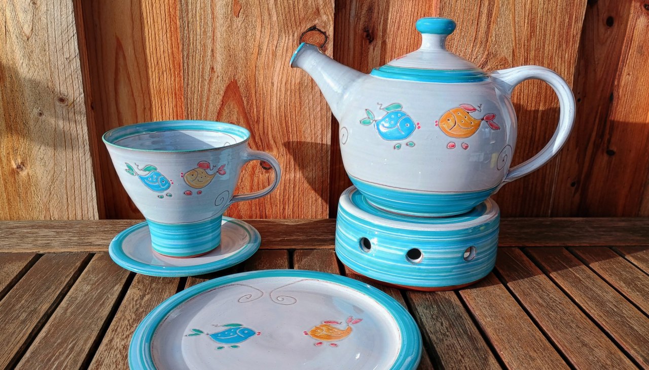 Tea set in popular fish design, &copy; Y. Marquardt