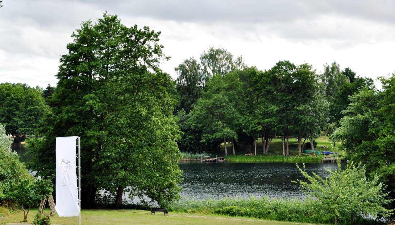 View from the terrace over the Hans Fallada Museum Garden to Lake Carwitz, © zoneEINZ GmbH