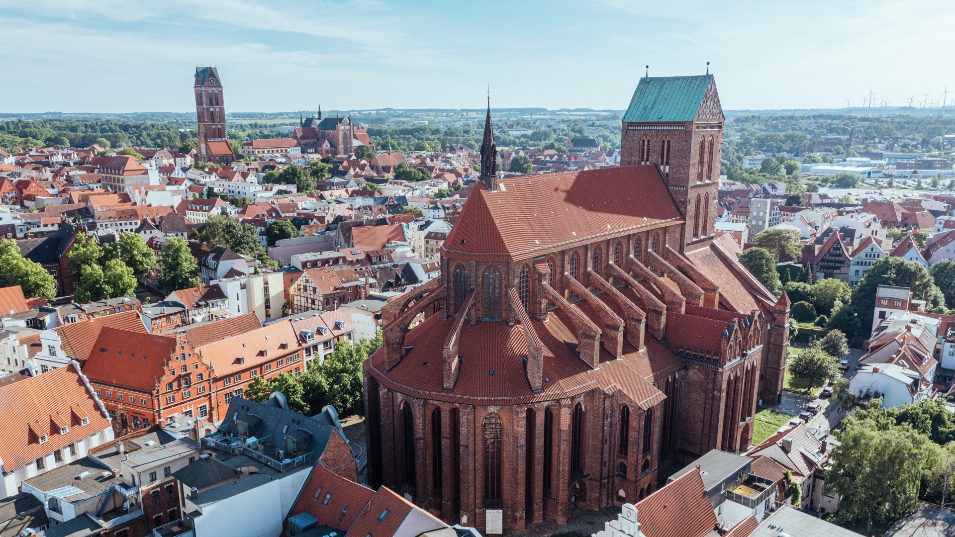 Wismar met de gotische kerk St Nikolai en de oude stad vanuit de lucht.