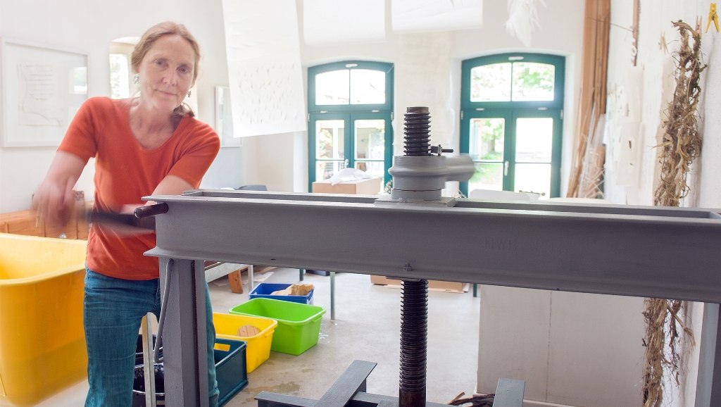 Handenarbeid in papierproductie, © MV Foto e.V. Fotografin: Anke Berger