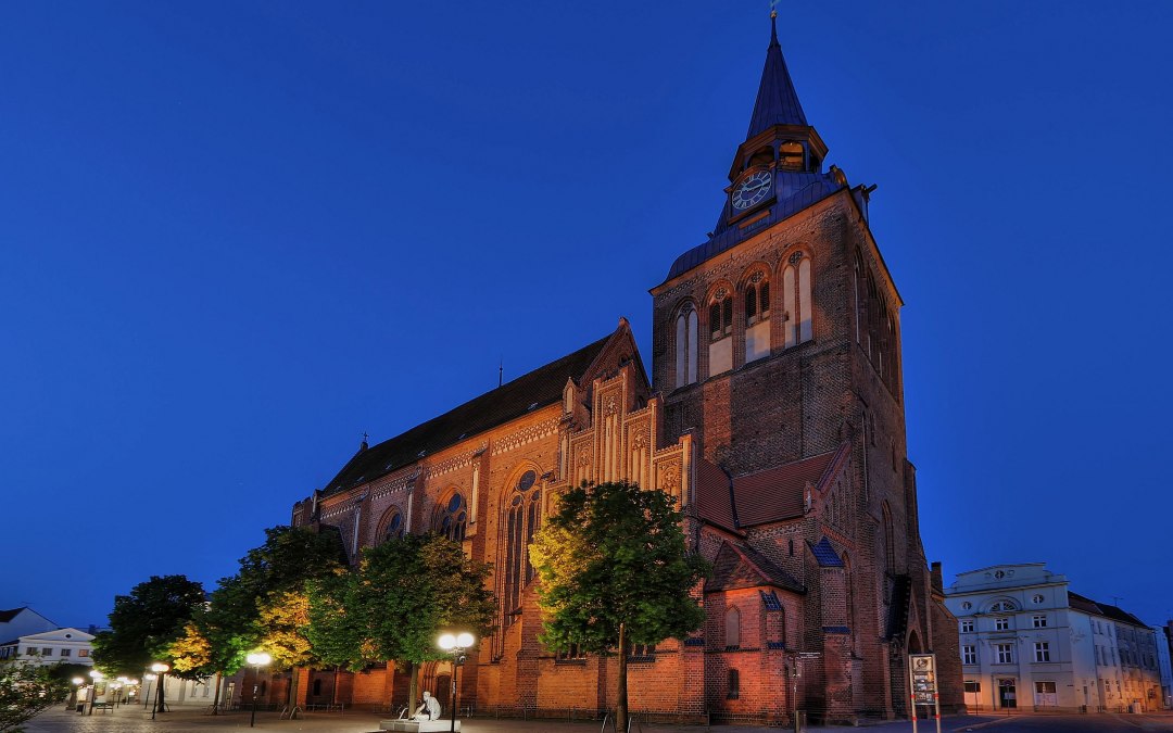 Buitenaanzicht van de parochiekerk van St Mary bij nacht, © Helga Möbius