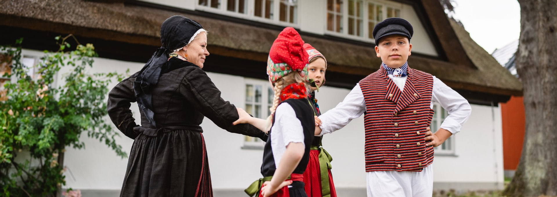 Kinderkostuumgroep in Göhren danst voor het plaatselijke historische museum