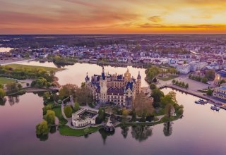 Fantastyczna lokalizacja: zamek Scherin na małej wyspie na jeziorze Schwerin, © SSGK MV / Timm Allrich