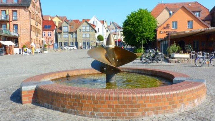 Fontanna ze śrubą napędową statku, © Waren (Müritz)-Information