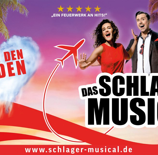 Ein farbenfrohes Werbeplakat für das Musical „Ab in den Süden – Das Schlager Musical“. Vor einem tropischen Hintergrund mit Palmen und Sonnenuntergang sind drei fröhlich singende Personen zu sehen. Ein stilisiertes Flugzeug und der Slogan „Ein Feuerwerk an Hits!“ unterstreichen das sommerliche Urlaubs- und Schlager-Thema. // © LE Agentur Ein farbenfrohes Werbeplakat für das Musical „Ab in den Süden – Das Schlager Musical“. Vor einem tropischen Hintergrund mit Palmen und Sonnenuntergang sind drei fröhlich singende Personen zu sehen. Ein stilisiertes Flugzeug und der Slogan „Ein Feuerwerk an Hits!“ unterstreichen das sommerliche Urlaubs- und Schlager-Thema. // © LE Agentur