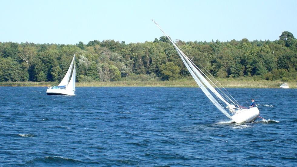 Sailing in front of the campsite on Lake Plau // &copy; Michael Hecht