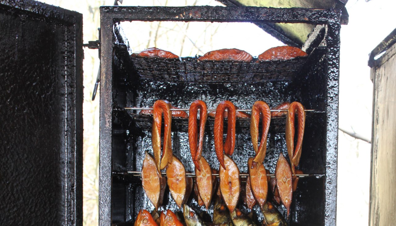 The smoker in the show smokehouse "Zur Reuse" at the port Althagen, © Marie Klus The smoker in the show smokehouse "Zur Reuse" at the port Althagen, © Marie Klus