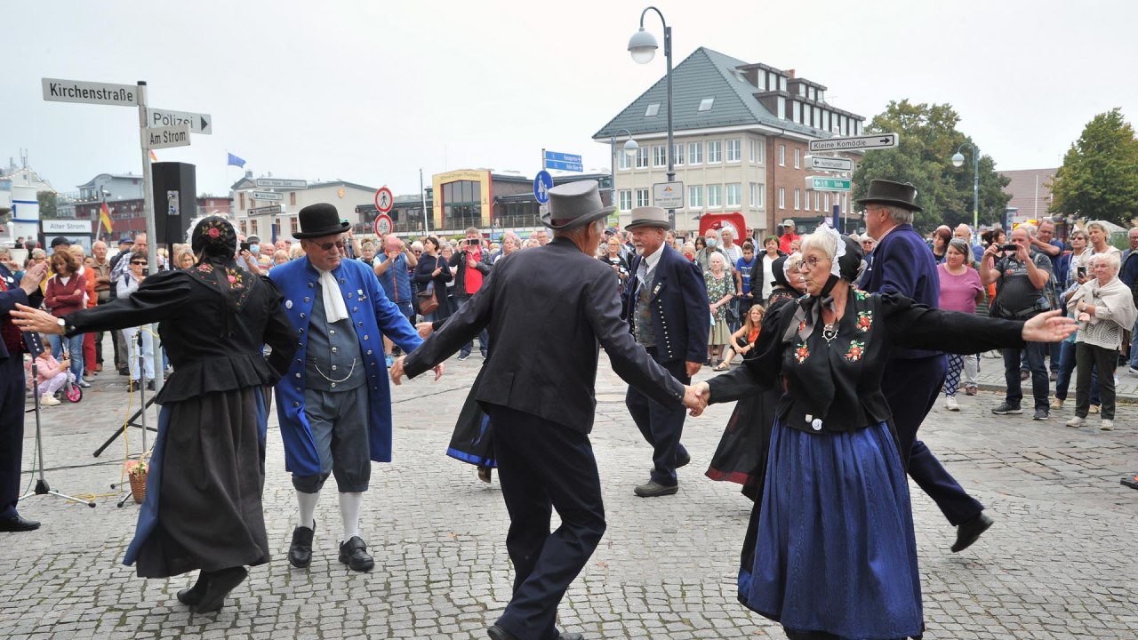 Historische kostuums en dansen gepresenteerd door de vereniging uit Warnemünde // © Joachim Kloock Historische kostuums en dansen gepresenteerd door de vereniging uit Warnemünde // © Joachim Kloock