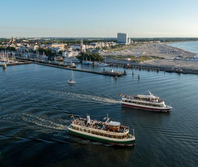 Ostsee vor Warnem&uuml;nde mit Blick auf den Strand und Hotel NEPTUN // &copy; Hotel NEPTUN