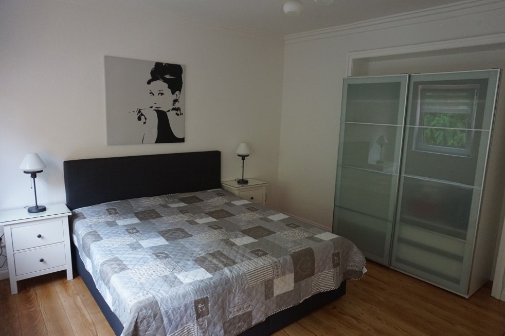 Gezellige slaapkamer met boxspringbed in onze vakantiewoning in Rostock, © C. Struck