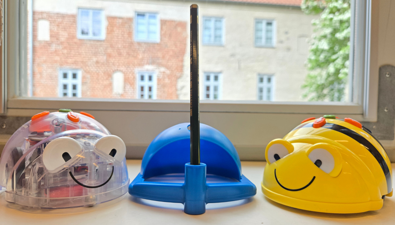 Blue- and Beebot stand together on a windowsill in the city library, © Stadtbibliothek Stralsund