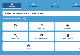 Berechnet, welchen CO₂-Fu&szlig;abdruck Eure Anreise, Unterkunft und Aktivit&auml;ten hinterlassen mit dem CO2 Rechner // Określ emisje CO₂ spowodowane podr&oacute;żą, zakwaterowaniem i działaniami wakacyjnymi. Otrzymaj praktyczne zalecenia dotyczące bardziej zr&oacute;wnoważonych podr&oacute;ży, odkryj bardziej przyjazne dla klimatu opcje wakacyjne i zrekompensuj swoje emisje poprzez lokalne projekty ekologiczne i papiery wartościowe z Meklemburgii-Pomorza Przedniego. // &copy; MV-T