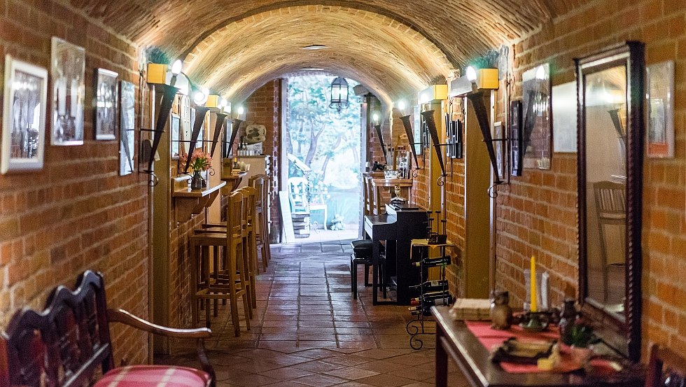 De Gewölbe - een gezellig restaurant met bar en wijnkelder, © Gutshotel Groß Breesen