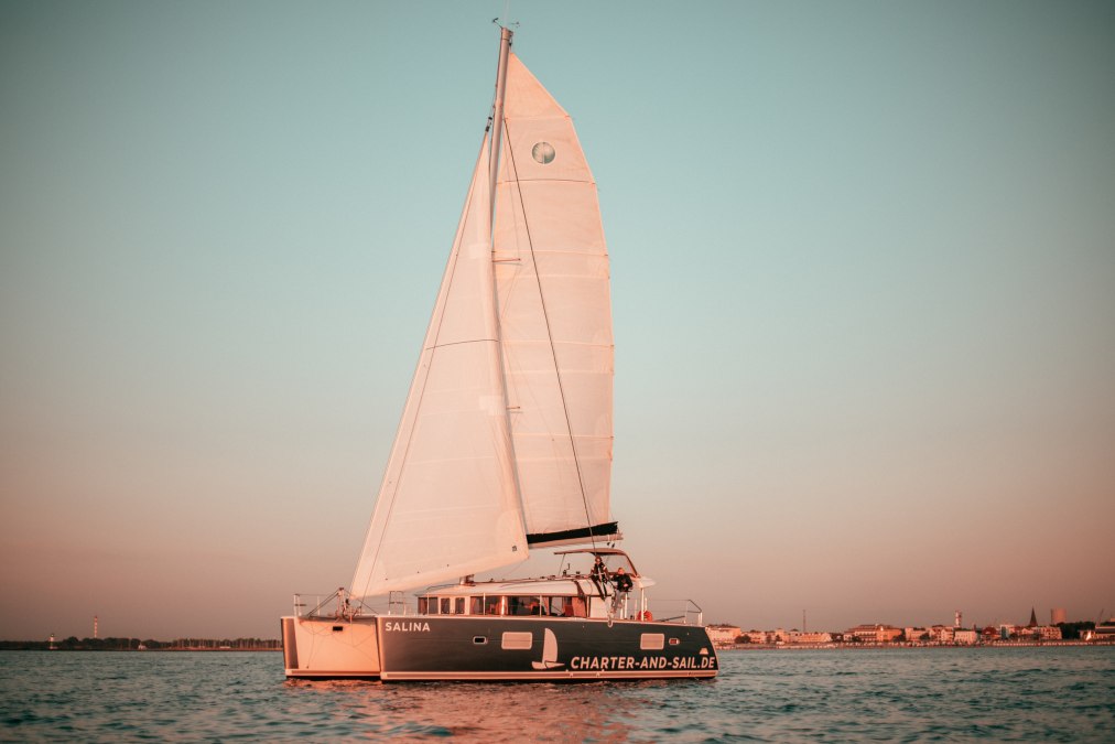 Żeglowanie do zachodu słońca u wybrzeży Warnemünde, © Outdoornomaden
