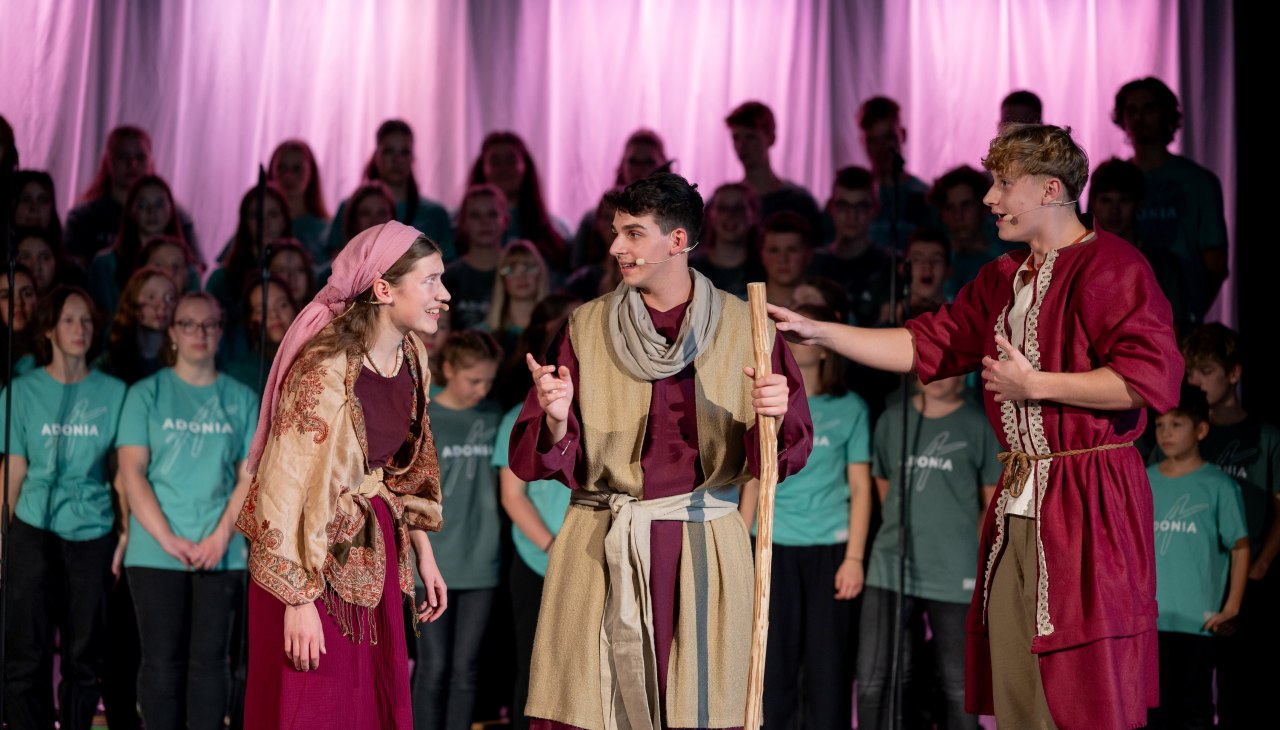Scena teatralna z Mosemusikal, w tle widać chór, © Adonia