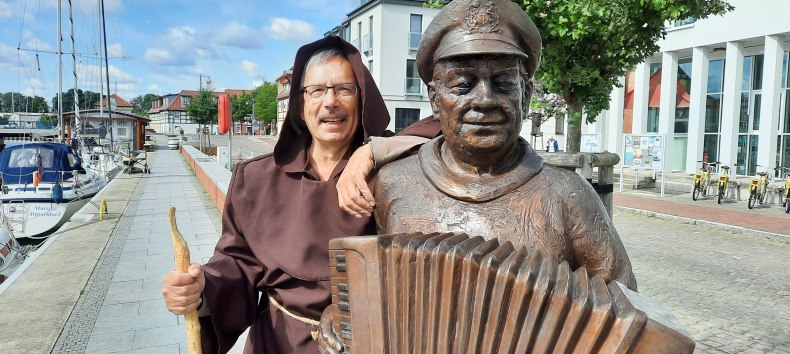City tour "Let there be light" with the monk, © Uta Sommer City tour "Let there be light" with the monk, © Uta Sommer