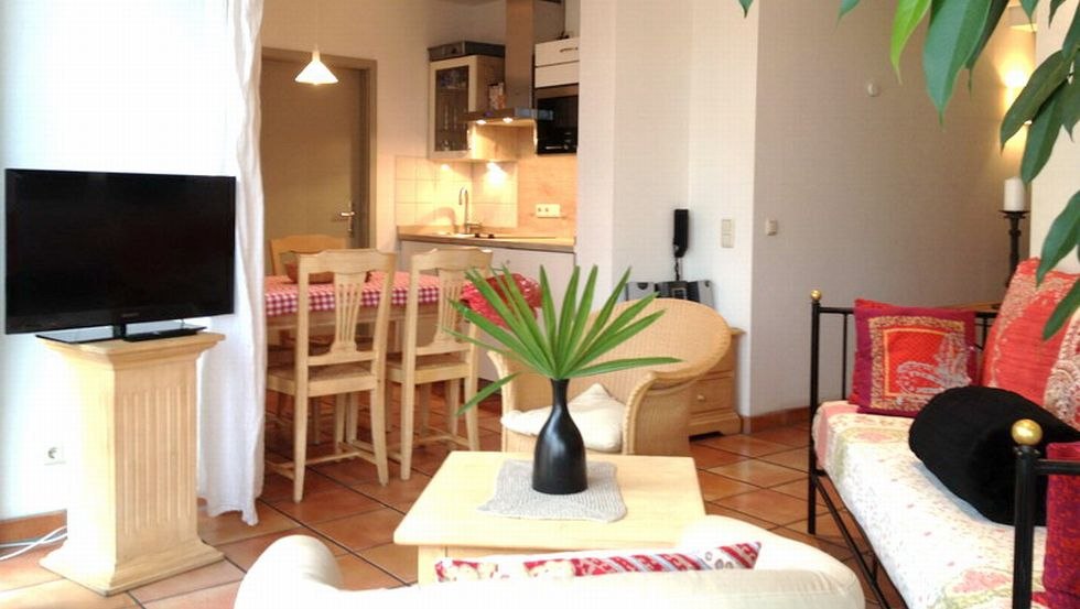 Woonkamer en keuken van een flat in het torenhuis, © Turmhaus Kühlungsborn