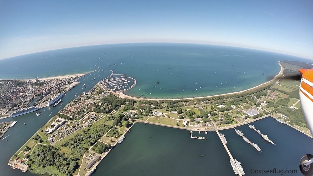 Widok z lotu ptaka na wejście do portu i plażę w Rostock-Warnem&uuml;nde podczas Hanse Sail, &copy; ostseeflug.com