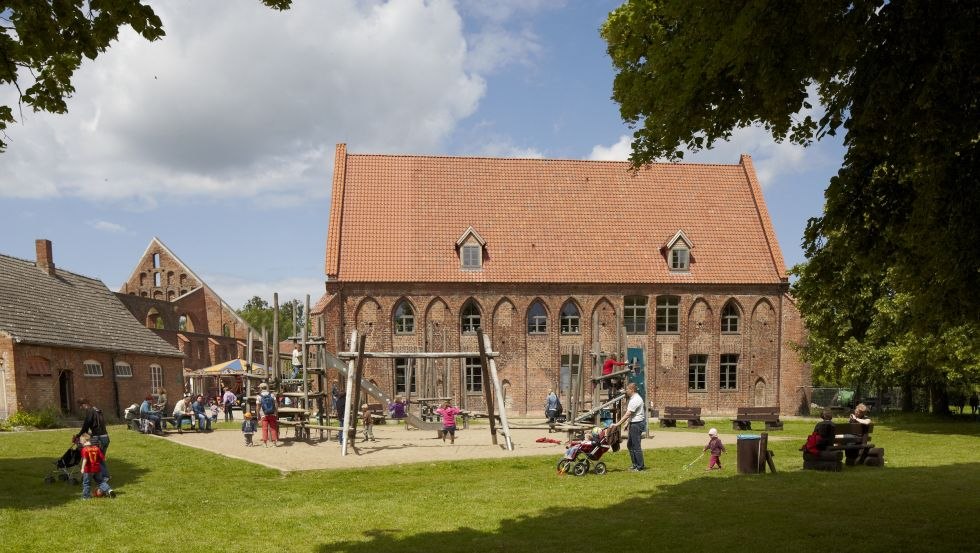 Spichlerz z placem zabaw i ogrodami, © Tourist-Information Bad Doberan-Heiligendamm