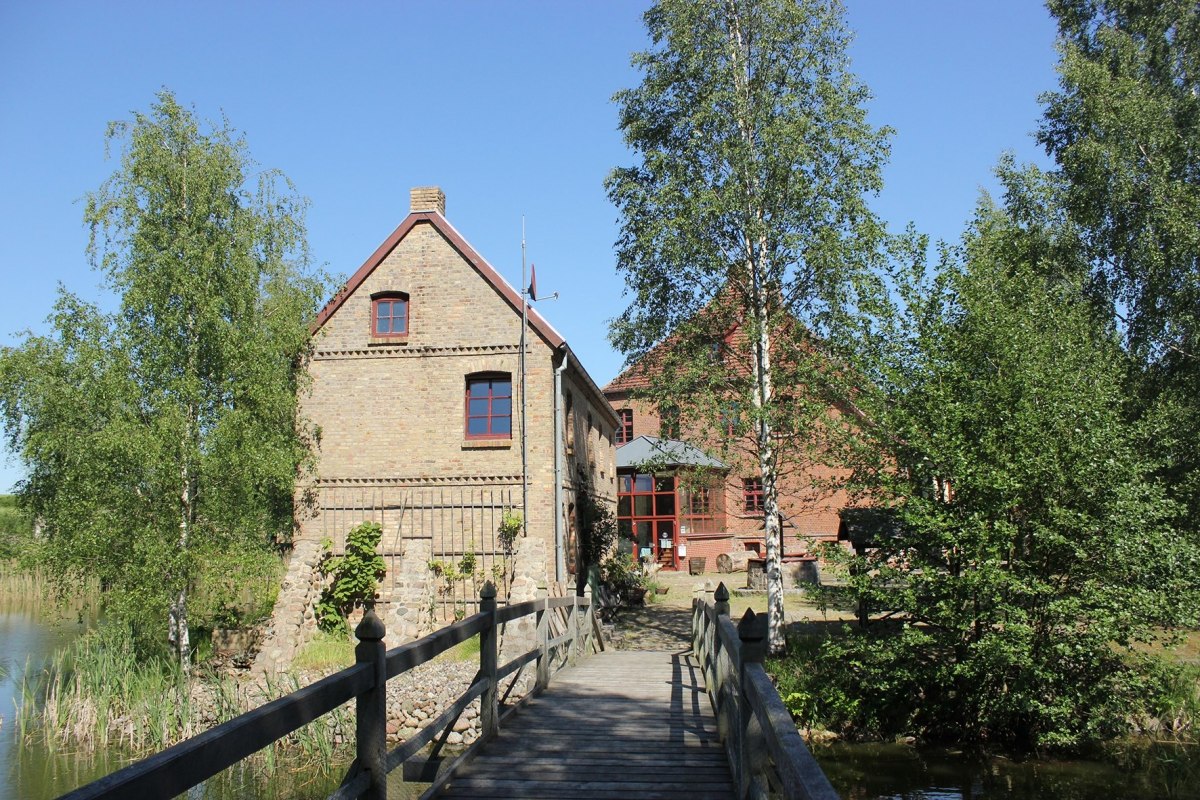 The Liepen moated castle and the servants' quarters can be reached from the park via a small wooden bridge. // © Burmeister The Liepen moated castle and the servants' quarters can be reached from the park via a small wooden bridge. // © Burmeister