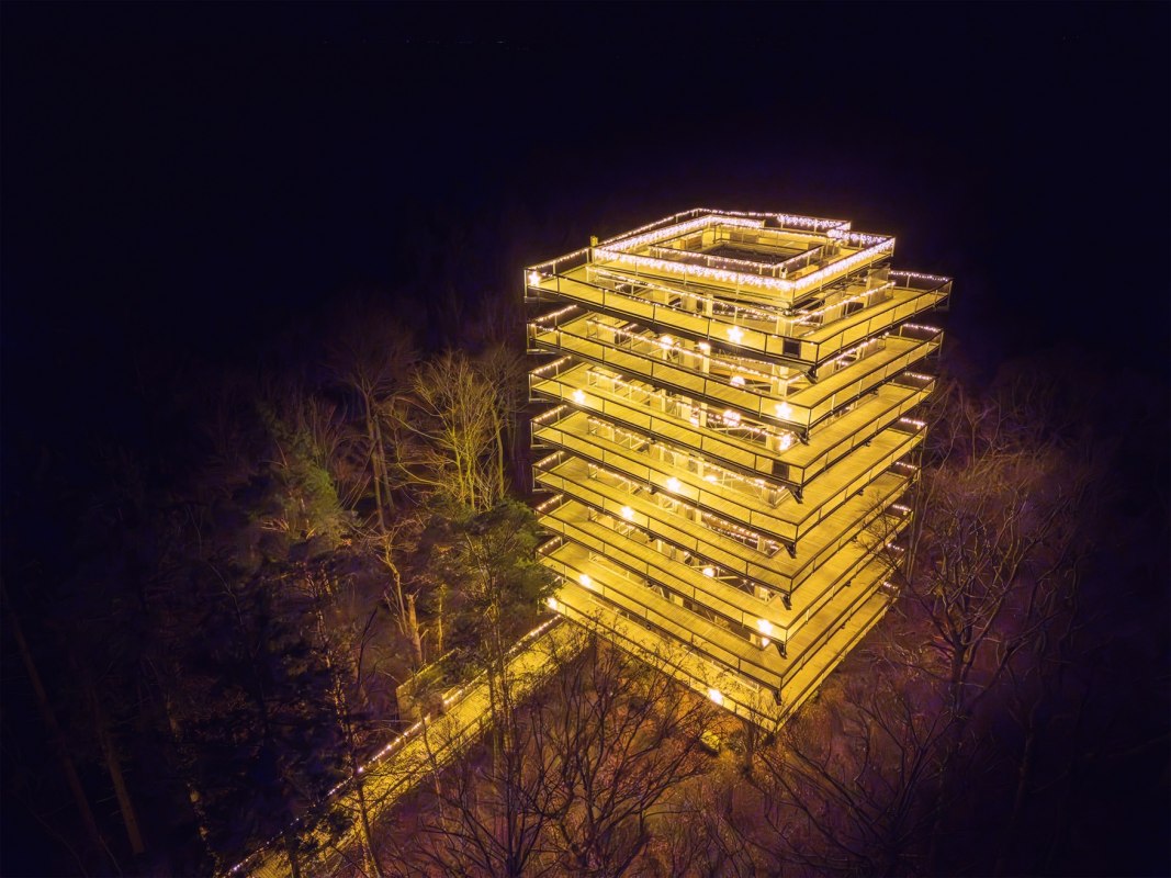 Magiczne światła na ścieżce w koronach drzew - teraz jeszcze bardziej magiczne, &copy; Erlebnis Akademie AG / Baumwipfelpfad Usedom