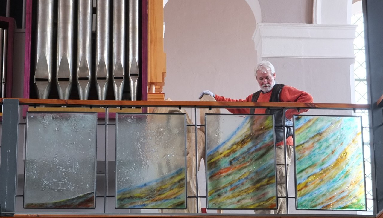 58 glass panels in the colors of the church year, © Christa Kothe