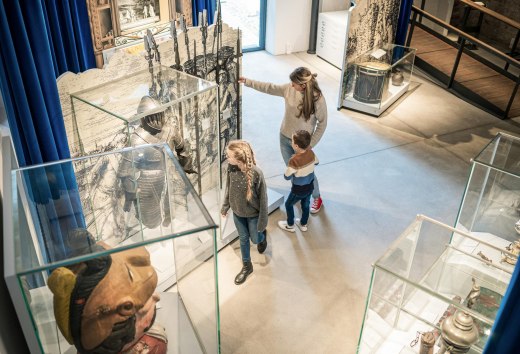 Een gezin kijkt met belangstelling naar de tentoonstellingen in het SCHABBELL Museum voor stadsgeschiedenis in Wismar. // &copy; MV-T/Tiemann